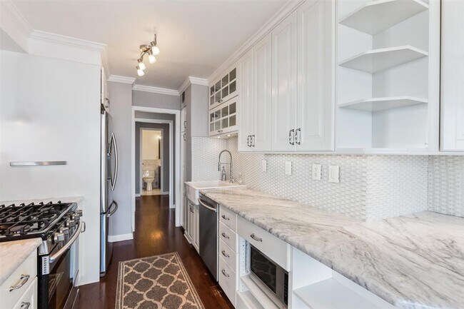 Building Photo - 6040 BLVD E