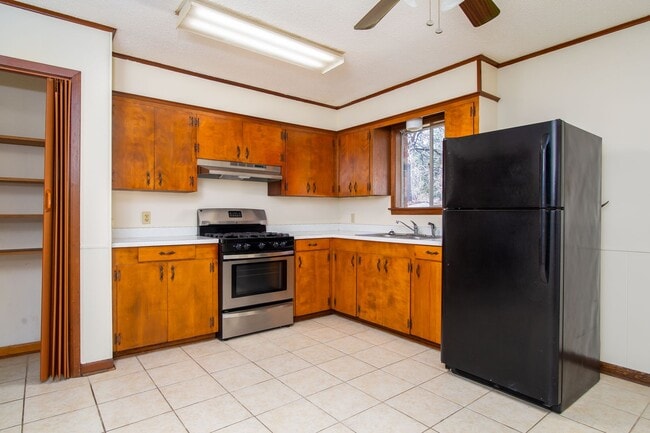 Building Photo - 6000 Larkspur Dr