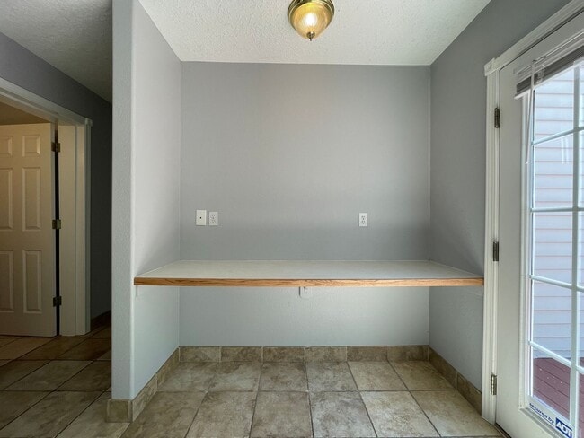 Building Photo - SE Home 3Bd/2.5Ba Home Close to the Willamette River off McLoughlin Blvd. 2 Car Garage and Washer...