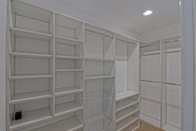 Building Photo - BEAUTIFUL, BRIGHT & AIRY, 3BR2.5BA TOWNHOME ON THE WESTERN-MOST CORNER/END OF THE EXCLUSIVE 1800 ...