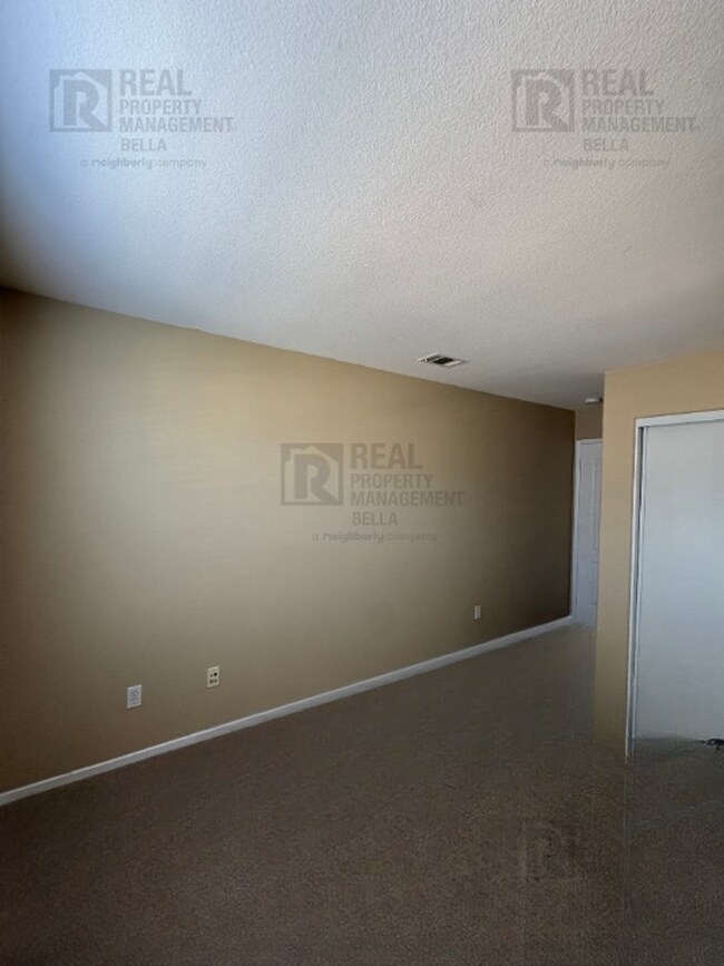 Building Photo - Ideal Layout! 4 Bedroom Home with Main Floor Bed/Bath & Open Loft