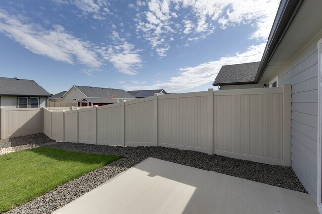 Building Photo - Adorable and affordable attached townhome for rent in Nampa! A must see!