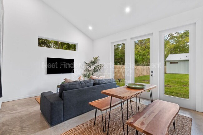 Building Photo - 581 Hazel St