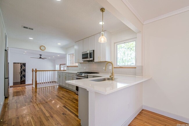 Building Photo - GORGEOUS 4-BEDROOM HOME IN TERRELL HEIGHTS