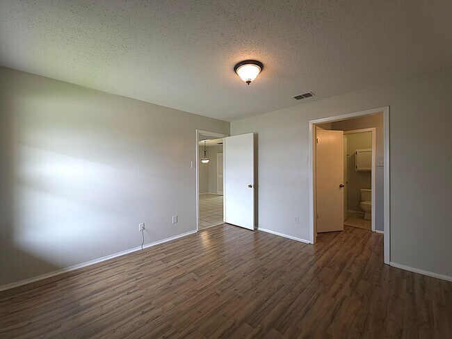 Building Photo - Get ready to fall in love with comfortable, carefree living at Courtyard Condominiums in Tyler, TX!