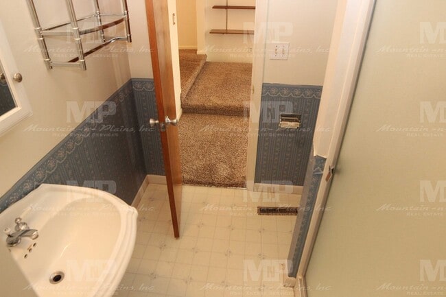 Building Photo - 1215 Lynnwood Dr