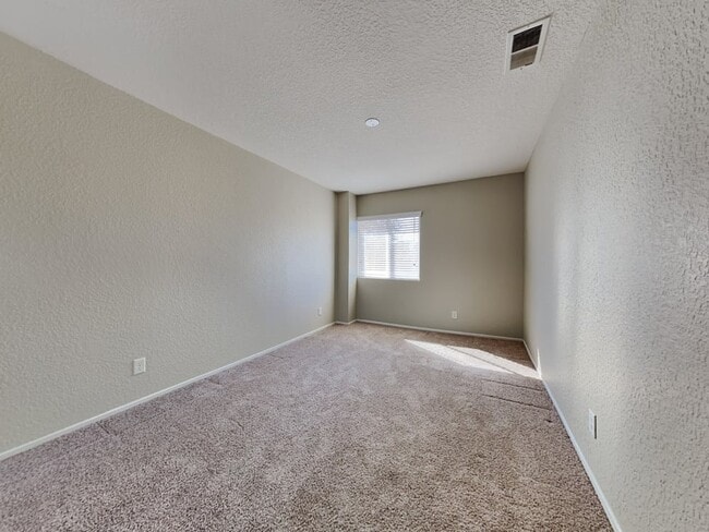 Building Photo - 38645 Annette Ave