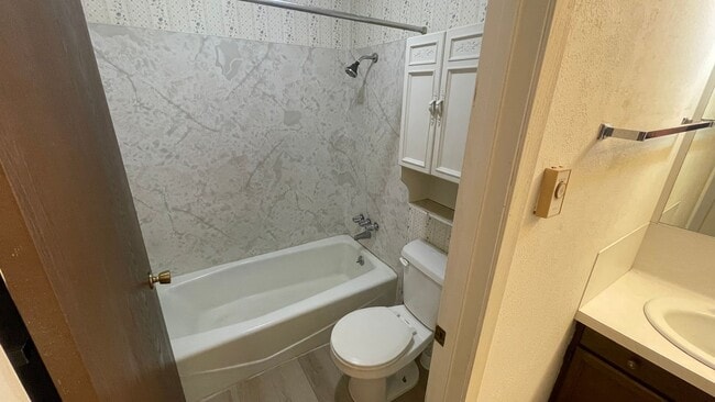 Building Photo - 2 Bedroom 1 Bath Park Place Apartment