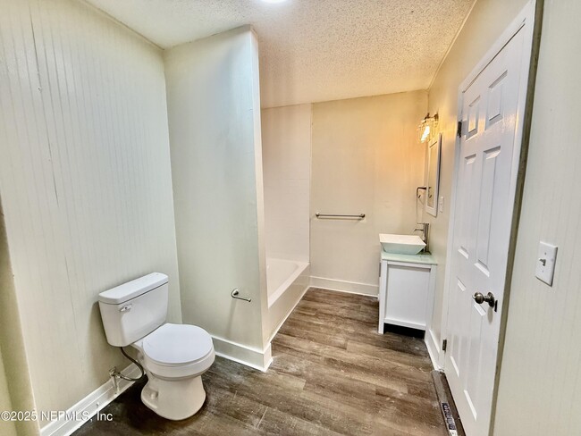 Building Photo - 822 Saranac St