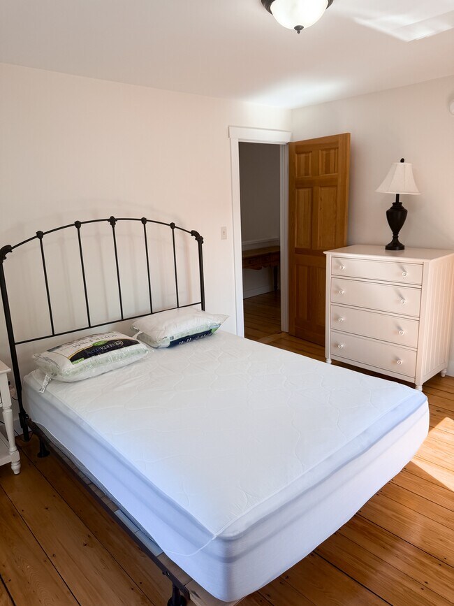 Building Photo - 1004 Main St