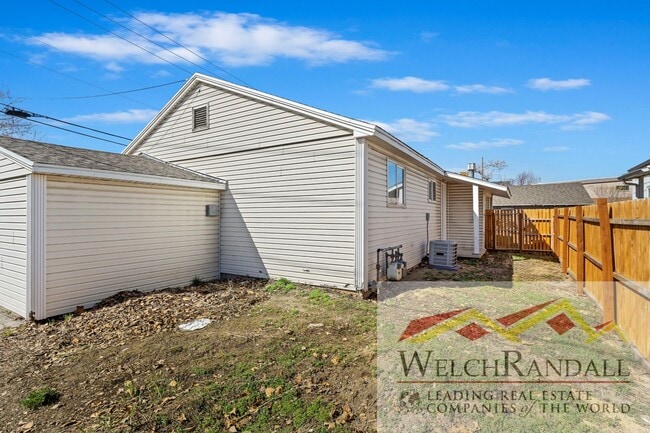 Building Photo - 3 Bed 1 Bath Available Duplex in Murray! $...