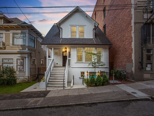 Building Photo - 18 NW 22nd Pl