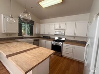Building Photo - 706 Clifton Way
