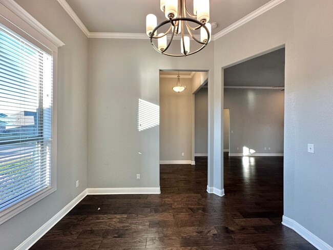 Building Photo - Available Now! Stunning 3 Bed 2 Bath in So...