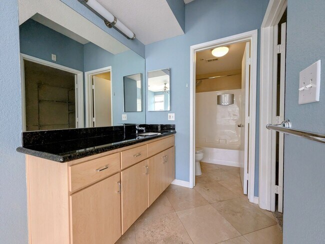 Building Photo - Walk-Up Townhouse in Downtown SD -  Dual Master 2 Bed 3 Bath with Brand New Flooring!