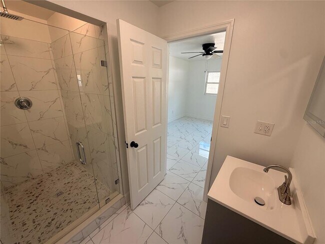 Building Photo - 2717 Kathryn Ave