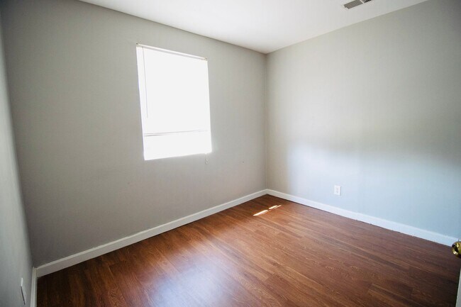 Building Photo - 2 Bedroom, 1 Bath in West Columbia
