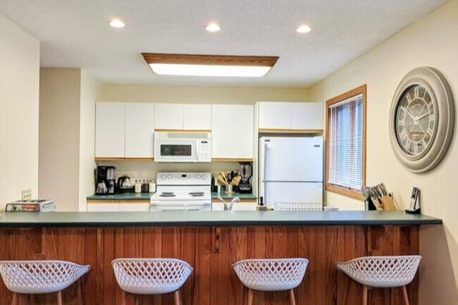 Building Photo - 140 Paquette Cir