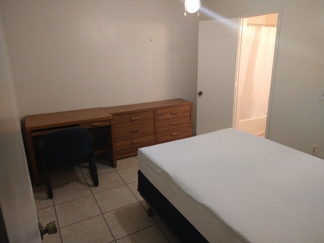 Building Photo - 3800 SW 20th Ave