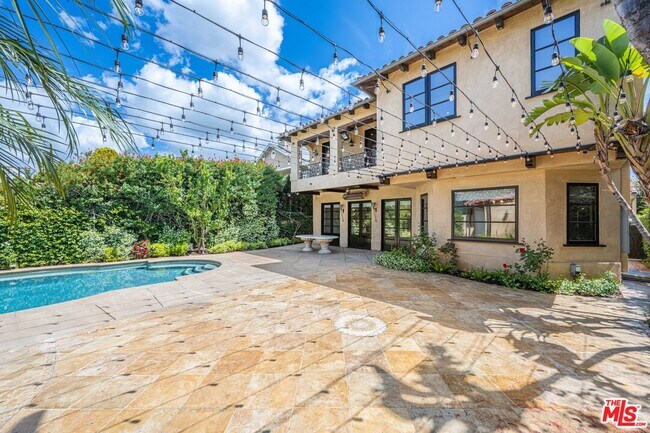 Building Photo - 305 N Palm Dr