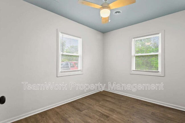 Building Photo - 3020 Azalea Dr