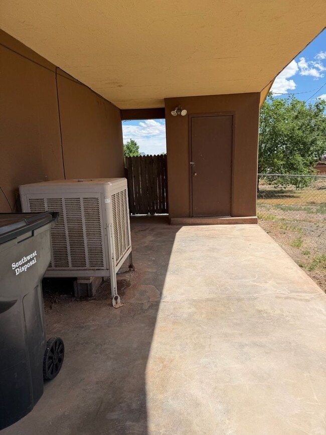 Building Photo - Living in La Luz