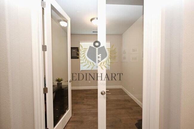 Building Photo - 1439 E Via Albero Dr