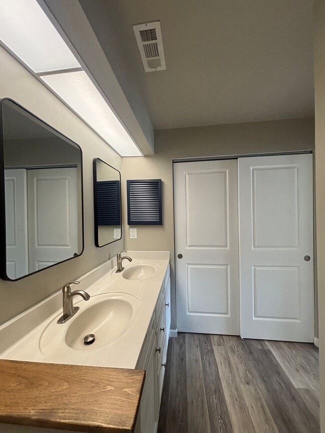Building Photo - Beautiful Upgraded Condo located in Queens...