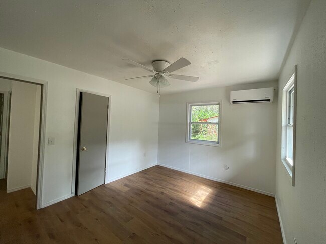 Building Photo - Lake Drive