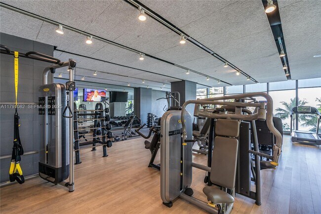 Building Photo - 460 NE 28th St