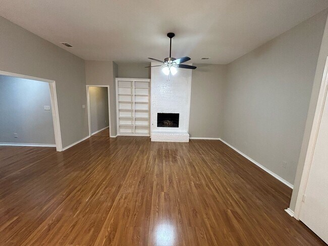 Building Photo - Ready to move in.....Fresh Paint and much more....