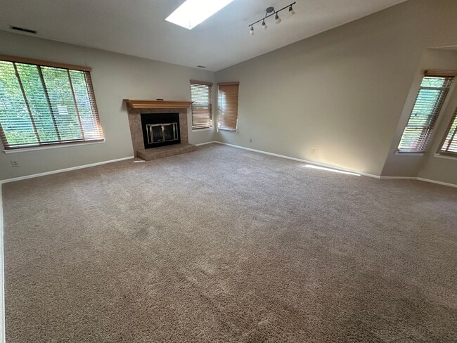 Building Photo - 2 Bed, 2 Bath Unit in Rockrimmon