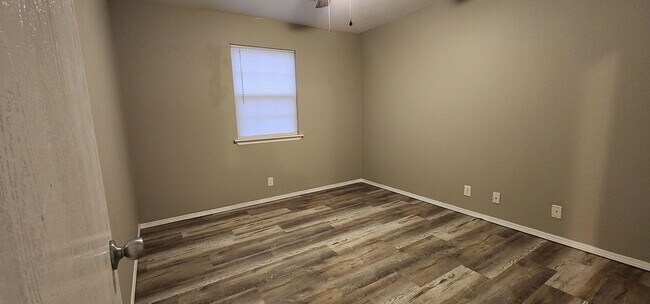 Building Photo - Nice Newly Remodeled 2 Bed 2 Bath Apartmen...