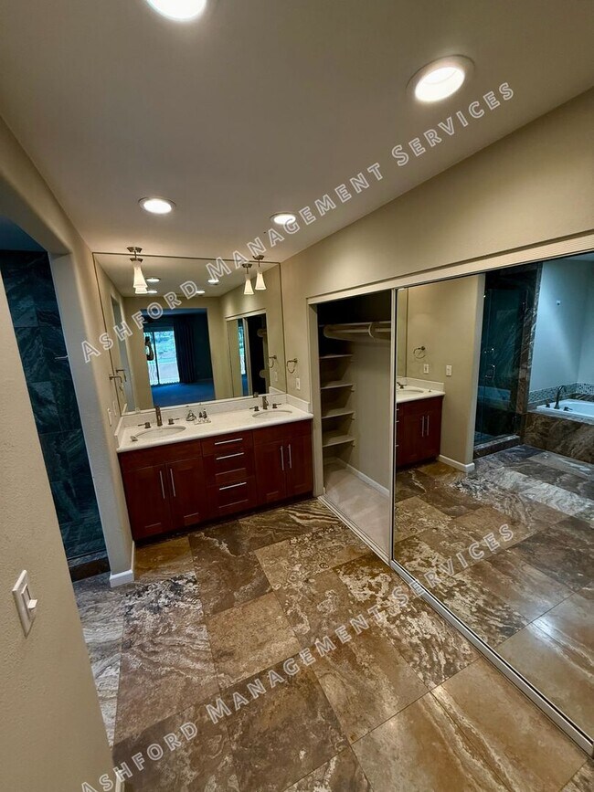Building Photo - 3 BEDROOM 2 BATHROOM HOME RIGHT ON McCORMI...