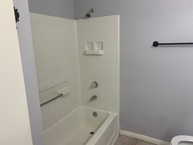 Building Photo - 3 Bedroom/2 Bathroom home has spacious lan...