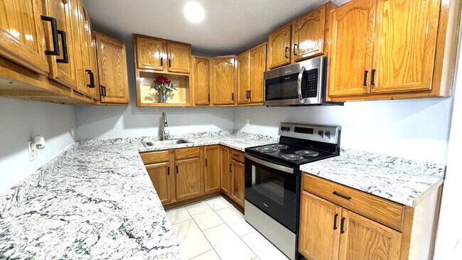 Building Photo - 1022 Lewis Dr