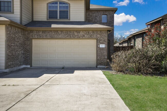 Building Photo - 3 BEDROOM DUPLEX LOCATED IN HUTTO, TEXAS!