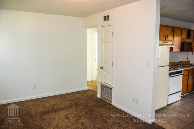 Building Photo - Quad Near Campus- 2 full bedrooms