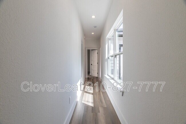 Building Photo - 1934 Lamar St