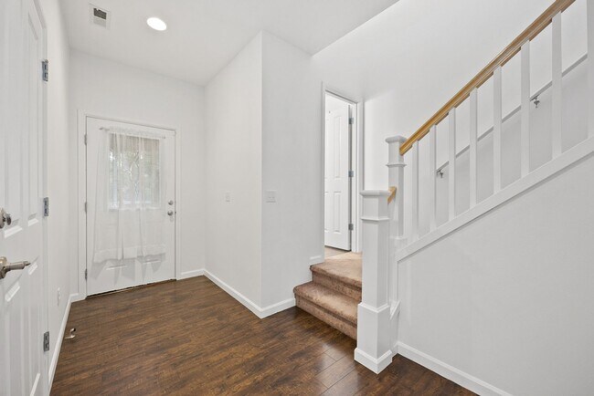 Building Photo - Spacious 4-Bed Puyallup Home For Rent | 3-Car Garage & Quick Commute to JBLM!