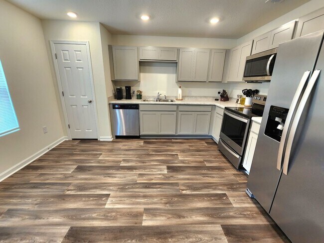Building Photo - This attractive 3/2 Newer Home is situated...