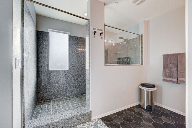 Building Photo - Stunning 3 Bed Home with Loft, Den & Upgraded Kitchen
