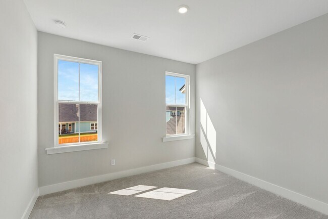 Building Photo - "Resort-Style Living Begins Right at Your ...