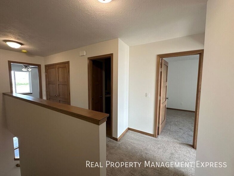 Building Photo - Beautiful 3 Bedroom 2.5 Bathroom Townhome