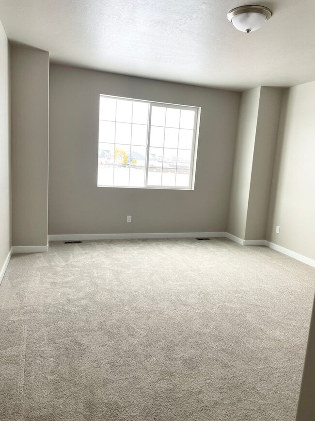 Building Photo - GORGEOUS Home