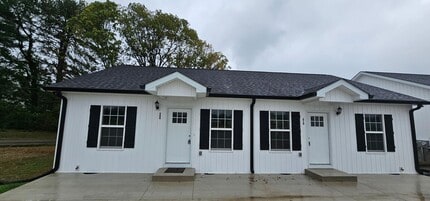 Building Photo - Beautiful Townhome in Central Manchester!