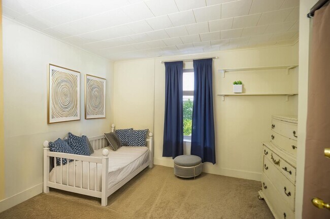 Primary Photo - 113 Comstock Pl