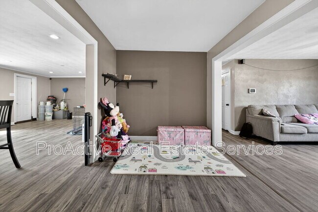 Building Photo - 2012 Midway Ave