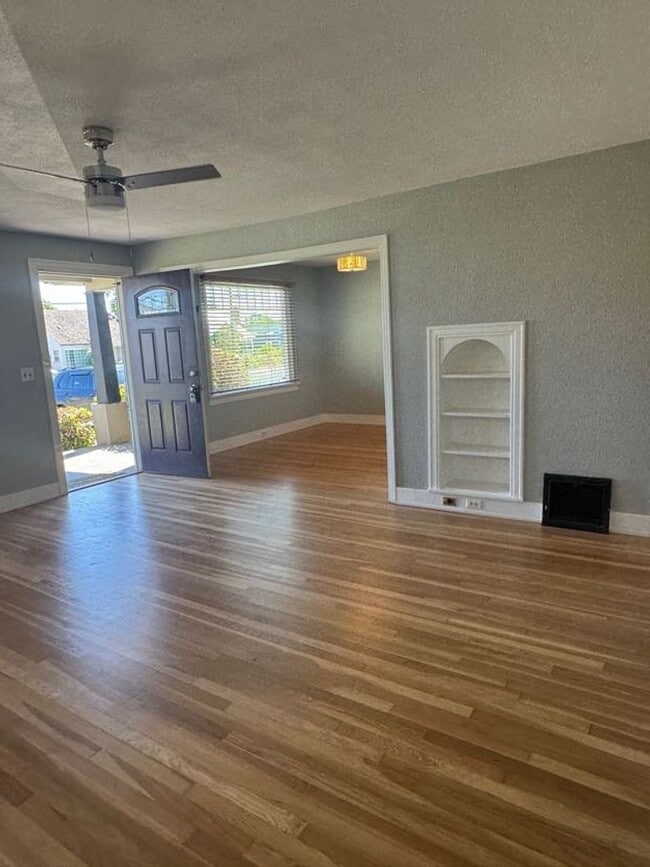 Building Photo - Charming 1920's Home with Large Backyard