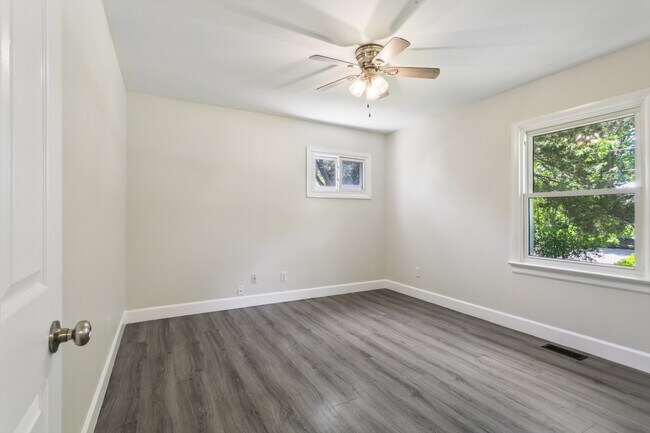 Building Photo - 314 Martha Lee Dr